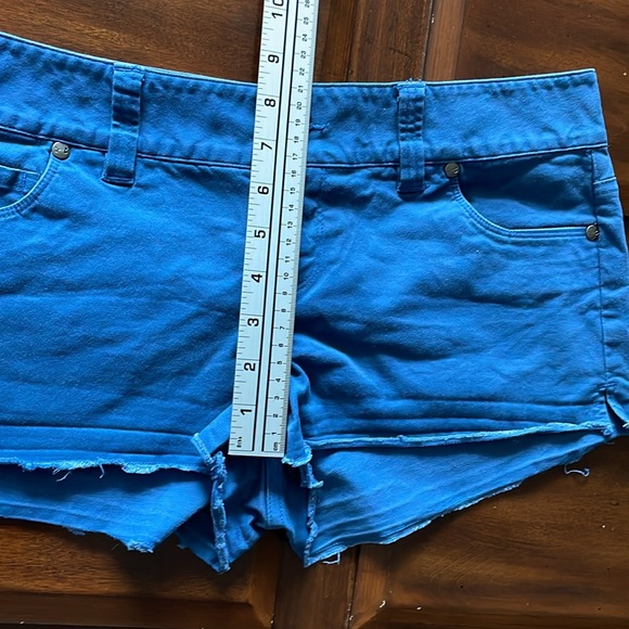 Women’s size 8 blue Under Armour semi fitted shorts - Picture 5 of 9